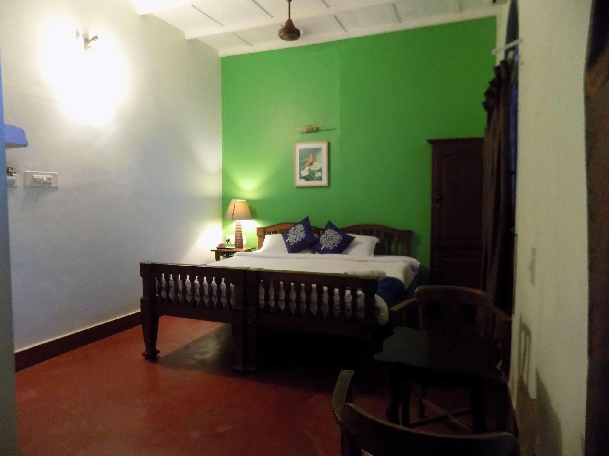 Elphinstone Residency Bed & Breakfast Kochi Exterior photo